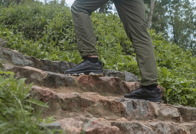 Männerbeine Füße in Turnschuhen beim Treppensteigen in der Natur im Freien