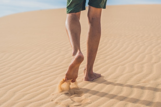 Männerbeine gehen in die Wüste Vietnam, Mui Ne