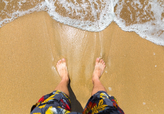 Männerfüße am Strand