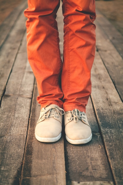 Männerfüße in trendigen Schuhen