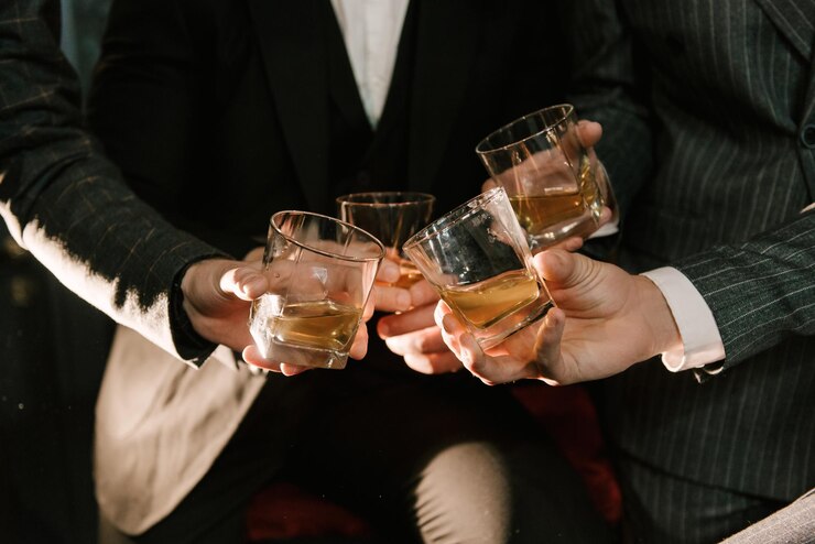 Männerhände mit Gläsern Whiskey Barbershop