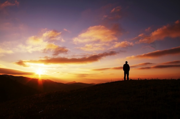 Männerschattenbild auf dem Sonnenuntergang