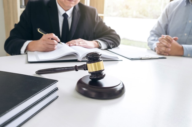 Männlich Anwalt oder Richter Konsultieren Sie mit Kunden und arbeiten mit Gesetzbüchern