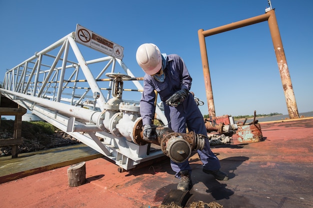 Männliche Arbeiter Inspektion und Messung der Dicke der Öl- und Gaspipeline an der Anlegestelle