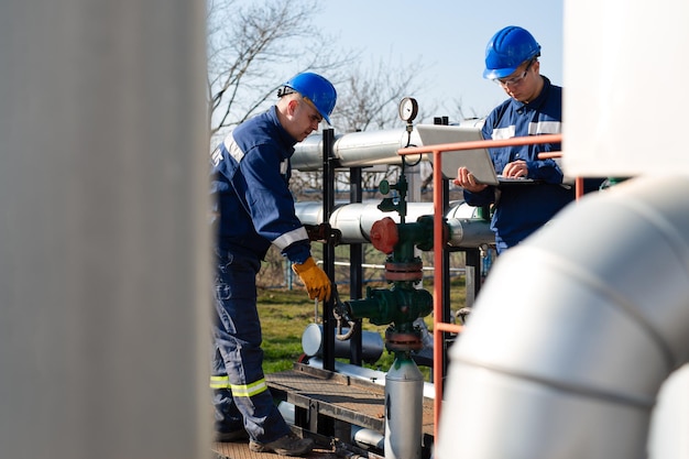 Männliche Arbeiter Inspektion visuelle Pipeline Öl und Gas