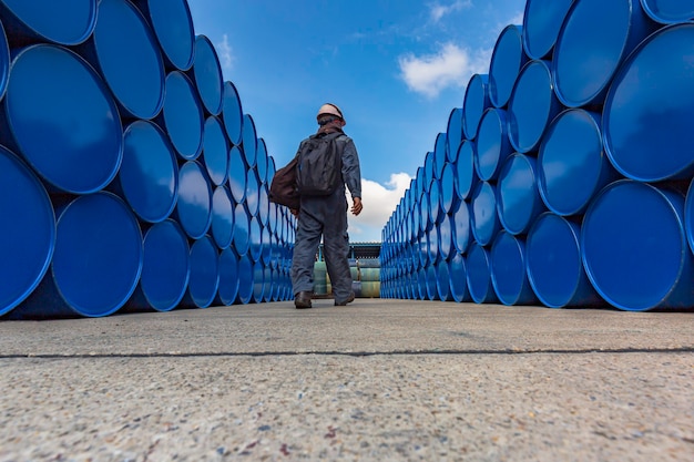 Männliche Arbeiter Inspektionsaufzeichnung Fassölvorrat Fässer blau horizontal oder chemisch für die Industrie