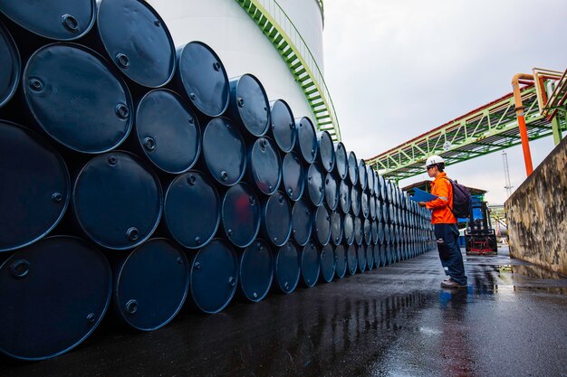 Männliche Arbeiter Inspektionsaufzeichnung Trommelöl Lagerfässer blau horizontal oder chemisch für die Industrie.