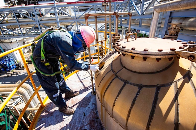 Männliche Arbeiter sind für die Inspektion der Dachplatten-Kuppeloberseite des Lagertanks mit Ultraschalldicke