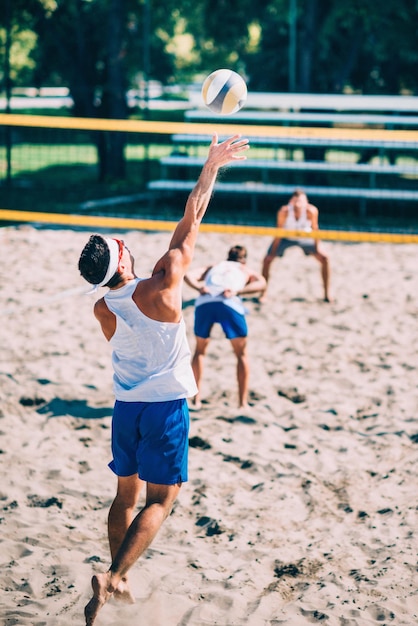 Männliche Beachvolleyballspieler in Aktion