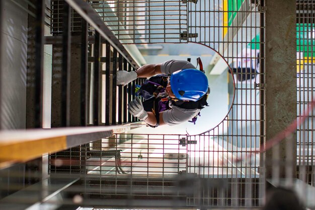 Männliche Draufsicht erklimmen die Treppe zum Seilzugang