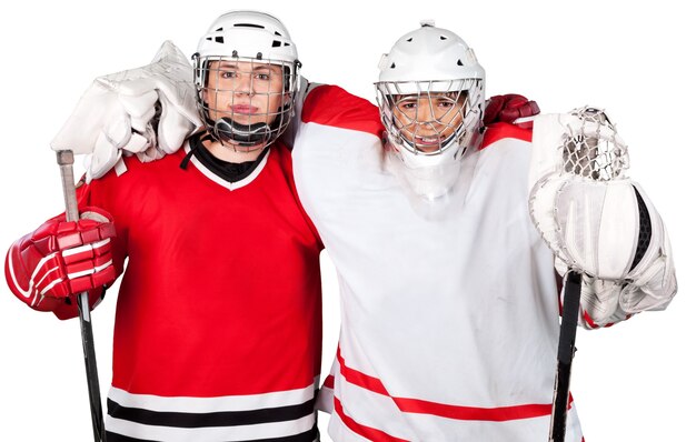 Männliche Eishockeyspieler in Helmen mit Hockeyschlägern auf weißem Hintergrund