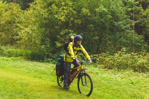 Männliche Fahrradtouristen fahren durch den Herbstwald