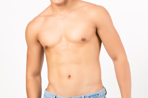 Männliche Fitness-Modell zeigen starke Körper.