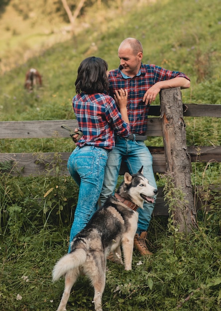 Männliche Frau mit Husky-Hund, der Spaß auf Sommerferien hat.