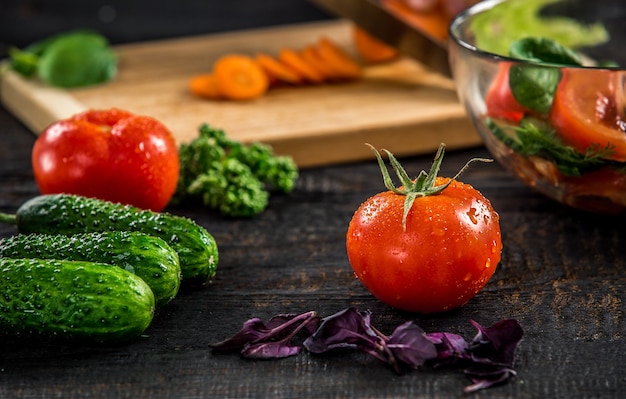 Männliche Hände schneiden Gemüse für Salat