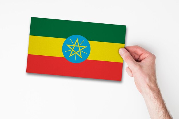 Männliche Hand, die Äthiopien-Flagge hält