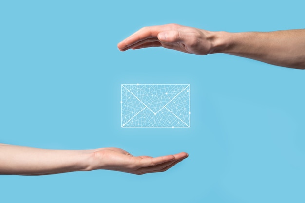 Männliche Hand, die Briefsymbol, E-Mail-Symbole hält. Kontaktieren Sie uns per Newsletter-E-Mail und schützen Sie Ihre persönlichen Daten vor Spam-Mails. Kundendienst-Callcenter kontaktieren Sie uns.E-Mail-Marketing und Newsletter.