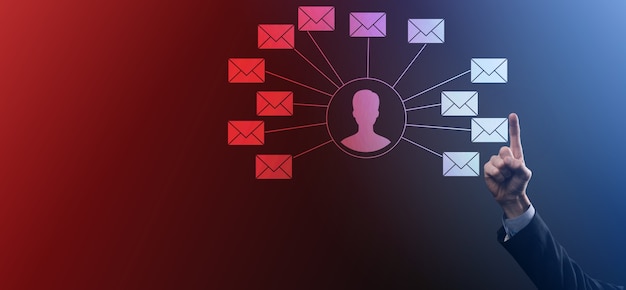 Männliche Hand, die Briefsymbol, E-Mail-Symbole hält. Kontaktieren Sie uns per Newsletter-E-Mail und schützen Sie Ihre persönlichen Daten vor Spam-Mails. Kundenservice-Callcenter kontaktieren Sie uns.E-Mail-Marketing und Newsletter