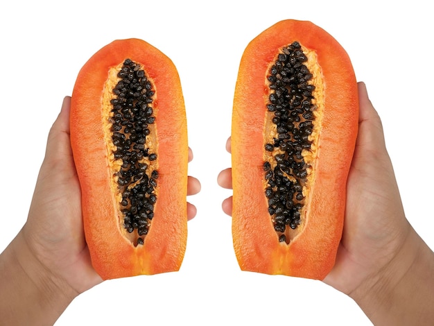 Männliche Hand, die eine Hälfte der reifen Papaya lokalisiert auf weißem Hintergrund hält