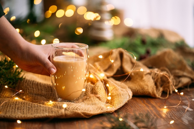 Männliche Hand, die einen Becher mit Kaffee setzt