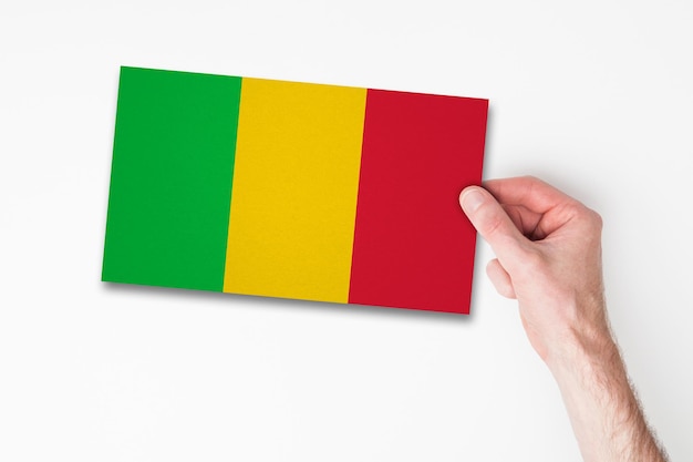 Männliche Hand, die Mali-Flagge hält