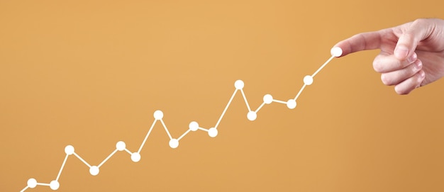 Männliche Hand, die sich im Finanzwachstumsdiagramm berührt