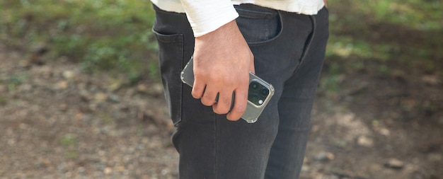 Männliche Hand mit einem neuen modernen Smartphone