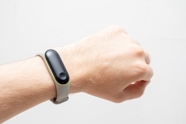 Männliche Hand mit Fitness-Tracker-Band