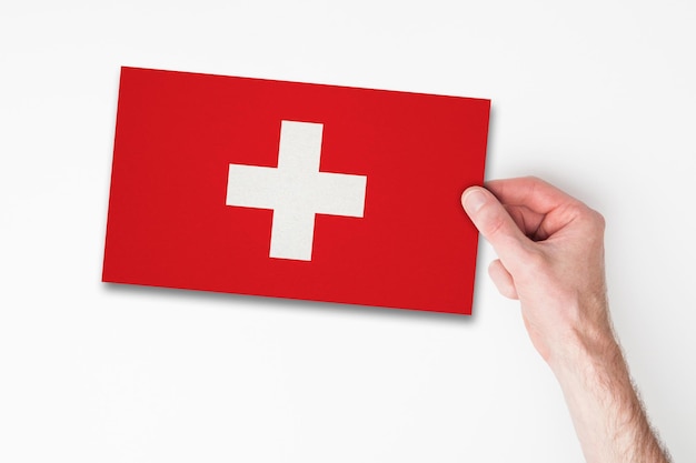 Foto männliche hand mit schweizer flagge
