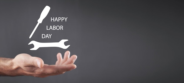 Männliche Hand zeigt Happy Labor Day