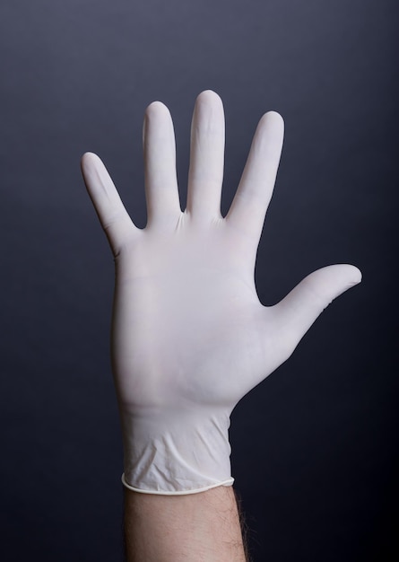 Männliche Handfläche im Latexhandschuh