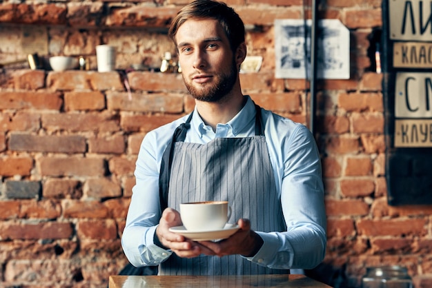 Männliche Kellnerschürze Kaffeetasse professionelle Barista-Arbeit