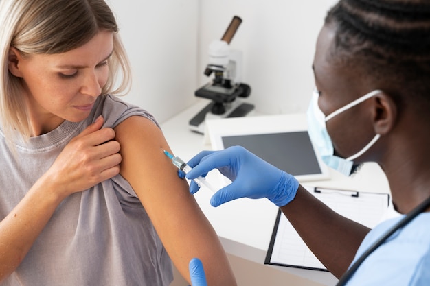 Foto männliche krankenschwester, die in der klinik arbeitet