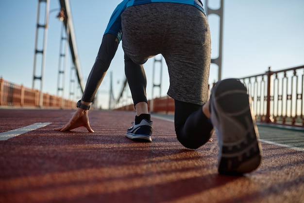 Männliche Läuferfüße des Athleten, die auf Laufbandnahaufnahme auf Schuh laufen. Morgendliches Cardio-Training, Speed-Jogging-Marathon-Konzept