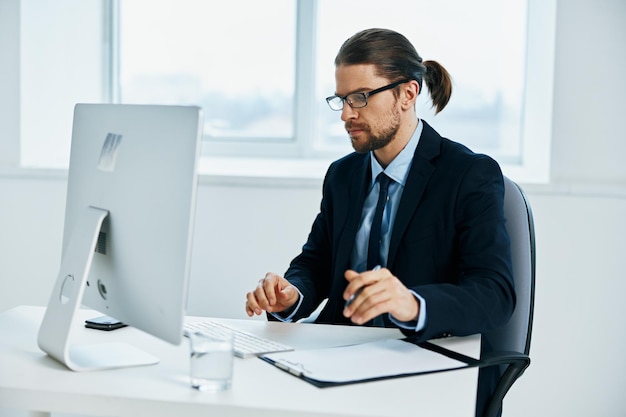 Männliche Manager arbeiten vor einem Computer und dokumentieren den Lebensstil