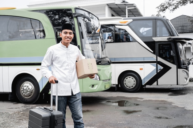 Foto männliche muslime reisen mit dem öffentlichen bus während der pandemie, die maske trägt