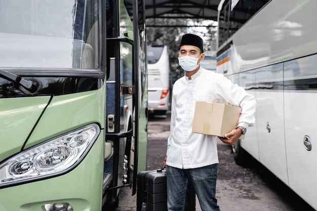 Männliche Muslime reisen mit dem öffentlichen Bus während der Pandemie tragenden Maske