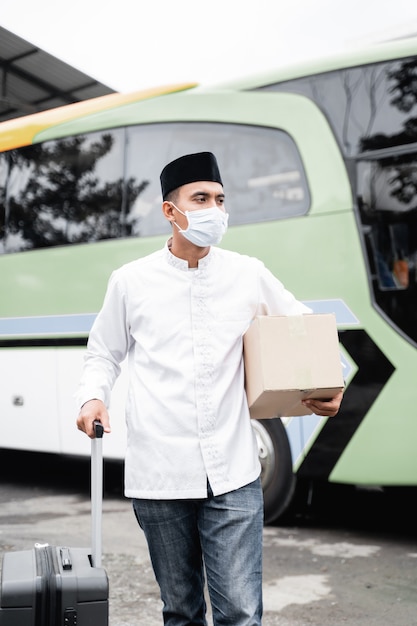 Männliche Muslime reisen mit dem öffentlichen Bus während der Pandemie tragenden Maske