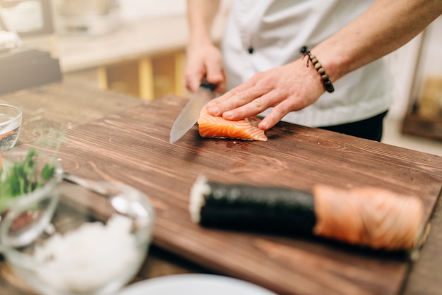 Männliche Person, die Meeresfrüchte auf Holztisch kocht, asiatischer Lebensmittelzubereitungsprozess.