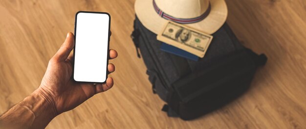 Männliche Reisende hand halten Smartphone mit leerem weißem Bildschirm Mockup-Konzept mit Handy-Tourismus und Reise bereiten Konzept-Banner-Foto vor