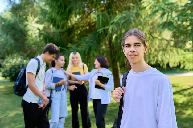 Männliche Schüler Jahre alt mit Rucksack im Schulpark