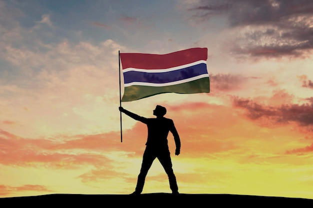 Männliche Silhouettenfigur winkt Gambia-Flagge 3D-Rendering