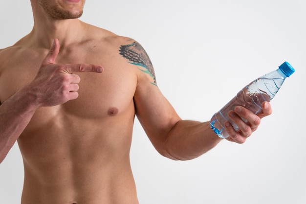 Männliche Trinkwasser-Fitness wird mit einem Handtuch auf weißem Hintergrund gepumpt