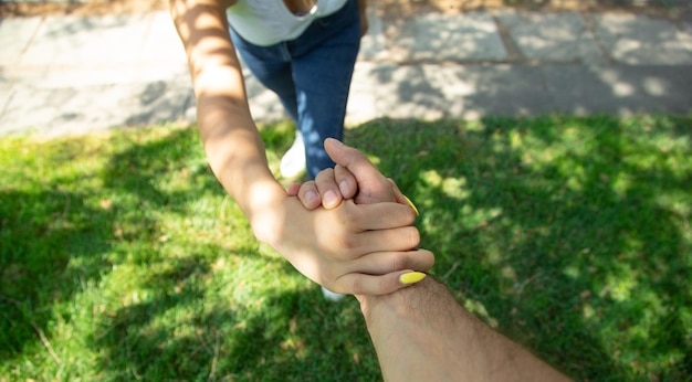 Foto männliche und weibliche hände helfen sich gegenseitig