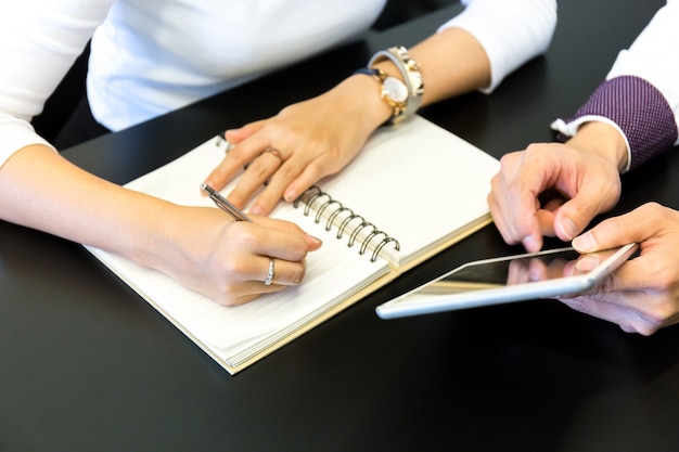 Männliche und weibliche Hand von Geschäftsleuten, die im Büro arbeiten