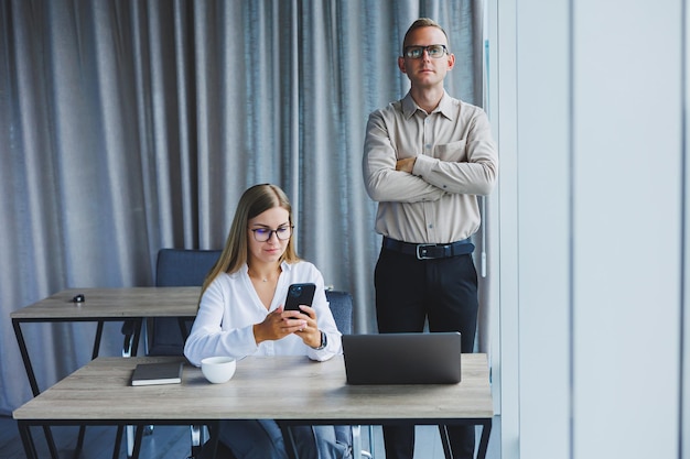 Männliche und weibliche Kollegen Brainstorming zu Projektinformationen im Online-Format während der Arbeitszeit im Büro auf Laptop-Computer Junge erfolgreiche Partner lesen Nachrichten und tauschen Ideen auf Netbook aus