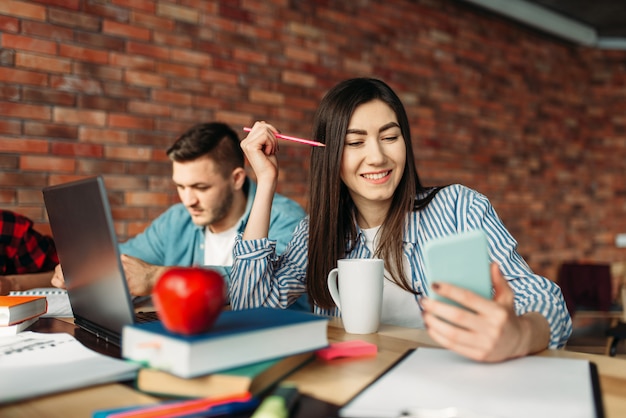 Männliche und weibliche Schüler bereiten sich auf Prüfungen vor, Teamwork-Projekt.