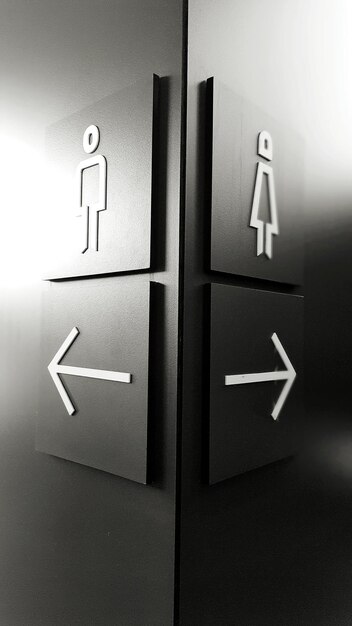 Foto männliche und weibliche toilettensymbole, angezeigt durch pfeilzeichen