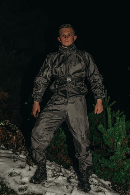 Männliche Wanderer in Kleidung zum Wandern und Taschenlampen auf dem Winterberg bei Nacht