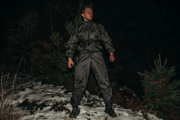 Männliche Wanderer in Kleidung zum Wandern und Taschenlampen auf dem Winterberg bei Nacht